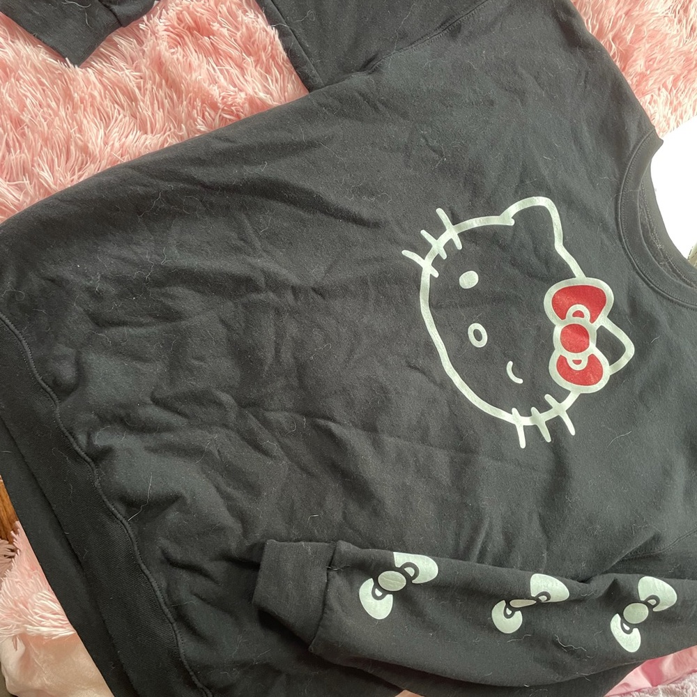 Hello kitty crewneck barly worn great shape!